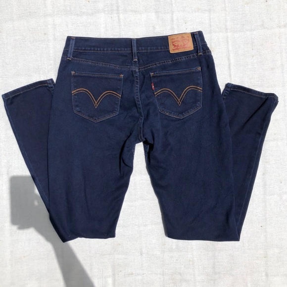dark blue levi jeans